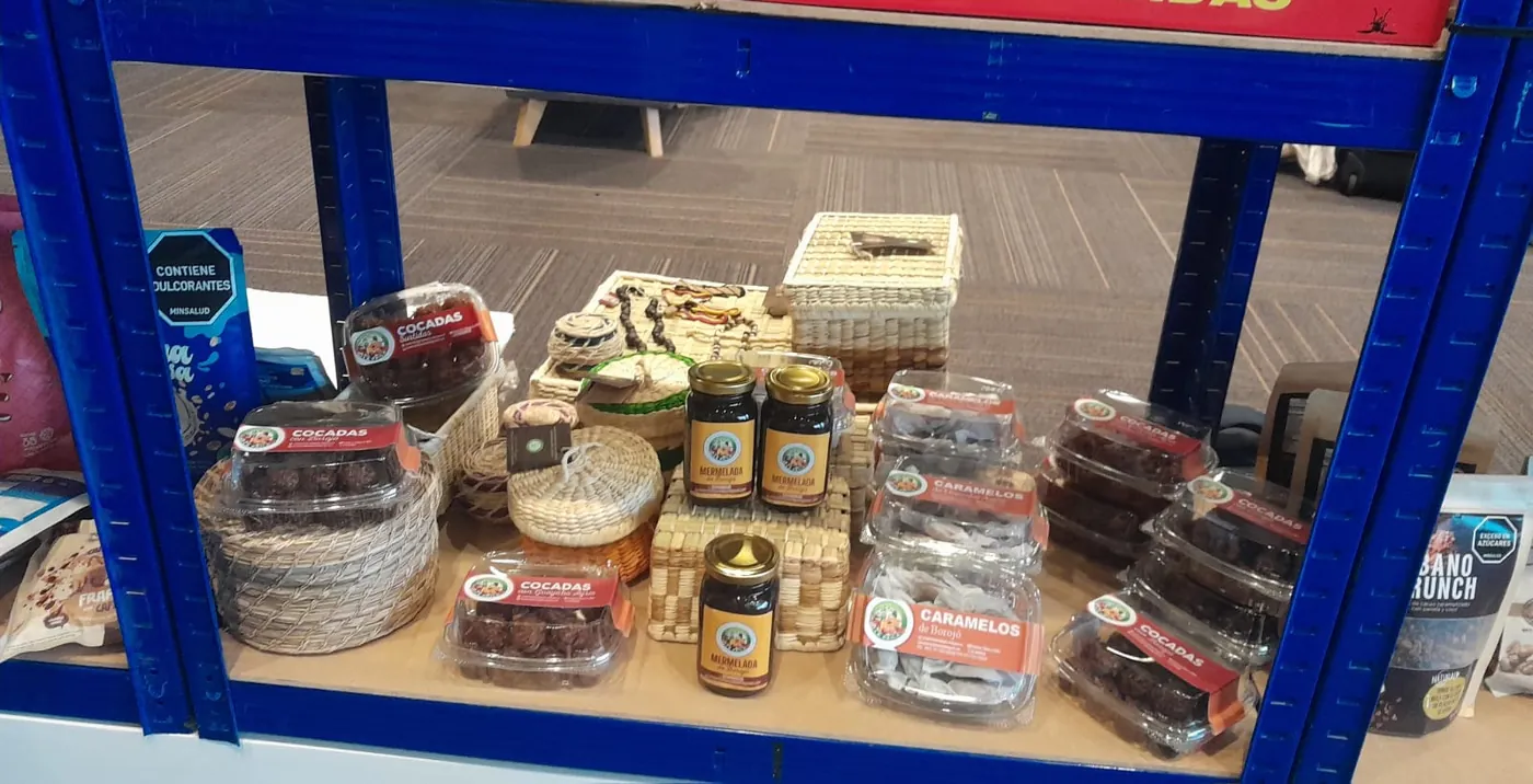 Stand de La Paila con cocadas, caramelos de borojó, mermeladas y artesanía en fibra natural